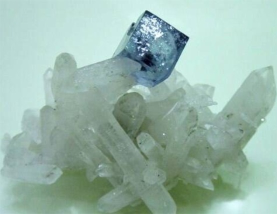 長(zhǎng)沙市譚力礦產(chǎn)品有限公司,長(zhǎng)沙礦產(chǎn)品銷售,工藝品銷售,鉆石飾品批發(fā)